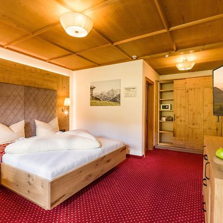 Alpenherz Hotel Garni แกร์ลอส ภายนอก รูปภาพ