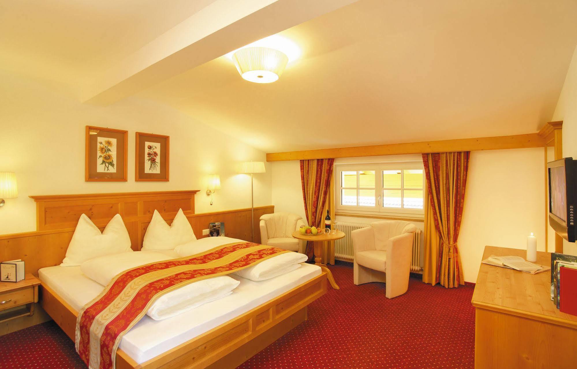 Alpenherz Hotel Garni แกร์ลอส ภายนอก รูปภาพ